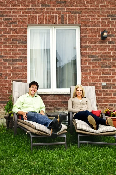 Couple heureux relaxant à la maison — Photo