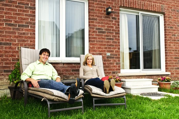 快乐夫妇在后院的新首页坐在躺椅上 — 图库照片