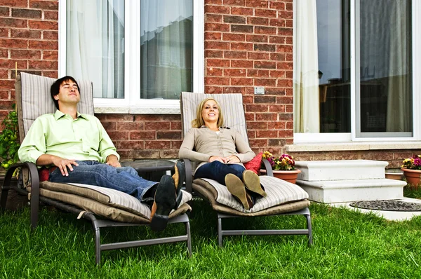 Happy Couple Backyard New Home Sitting Lounge Chairs — Stock Photo, Image