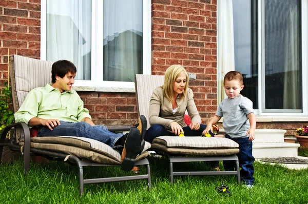 Família feliz relaxando em casa — Fotografia de Stock