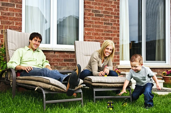 幸せな家族の幼児と新しい家の裏庭でリラックス — ストック写真
