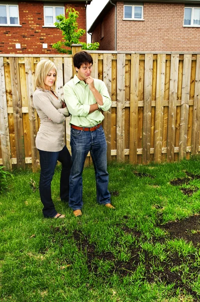 Casal preocupado com gramado — Fotografia de Stock