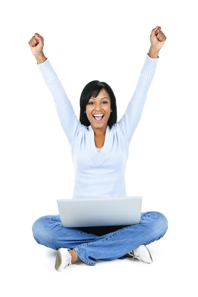 举起手臂和计算机隔离在白色背景上的幸福黑女人 — 图库照片