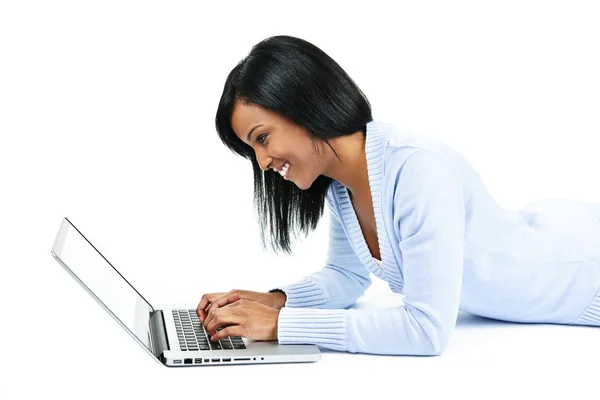 Jonge vrouw met laptop computer — Stockfoto