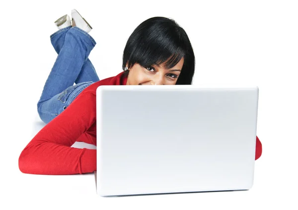 Jonge vrouw met laptop computer — Stockfoto