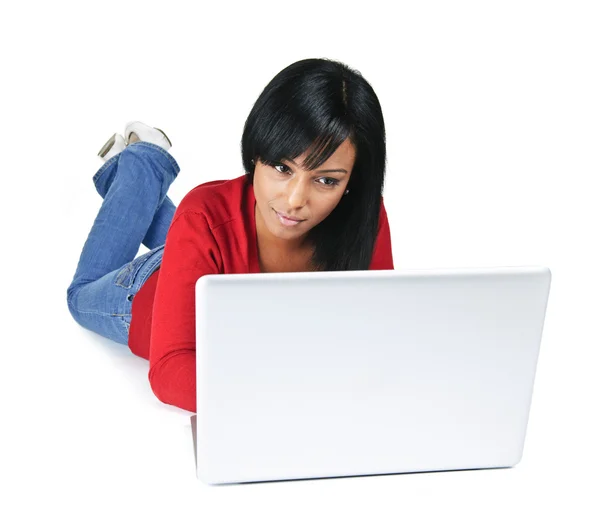 Черная Молодая Женщина Лежащая Полу Компьютере — стоковое фото