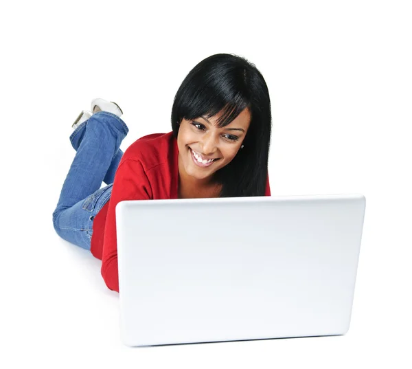 Mujer joven usando ordenador portátil — Foto de Stock