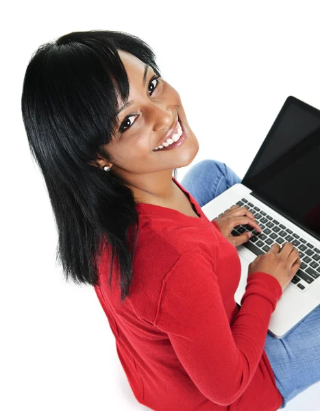 Młoda kobieta czarny przy użyciu komputera przenośnego — Zdjęcie stockowe
