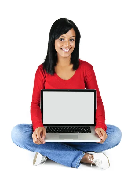 Mulher Negra Mostrando Tela Computador Sentado Sorrindo — Fotografia de Stock