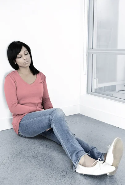 Müde Frau sitzt auf dem Boden — Stockfoto