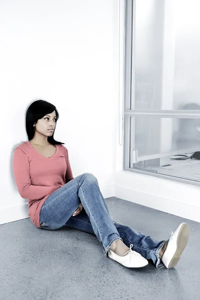 바닥에 앉아 있는 우울증에 걸린 여자 — 스톡 사진