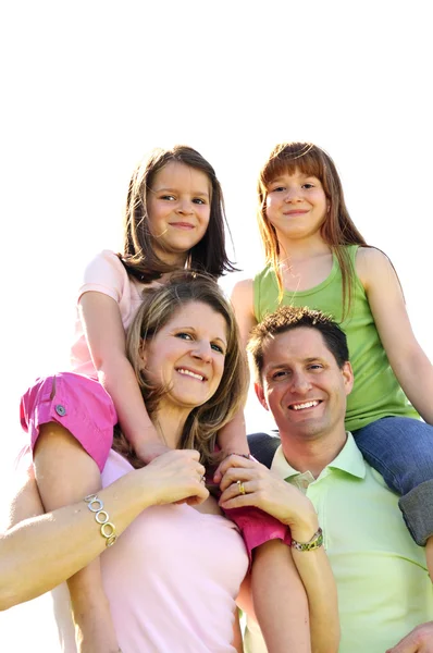 Retrato Família Feliz Dando Passeios Ombro Crianças — Fotografia de Stock