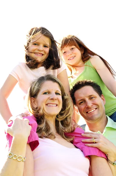 Retrato Família Feliz Dando Passeios Ombro Crianças — Fotografia de Stock