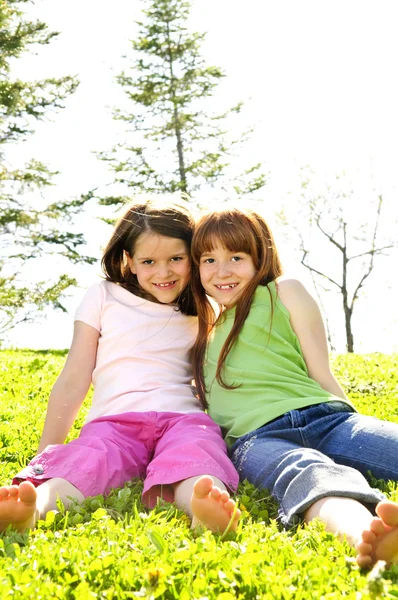 Portret Szczęśliwy Dziewcząt Siedząc Trawie — Zdjęcie stockowe