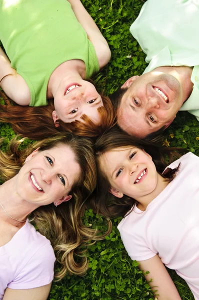 Retrato Familia Feliz Tendida Hierba Mirando Hacia Arriba Cabezas Juntas —  Fotos de Stock