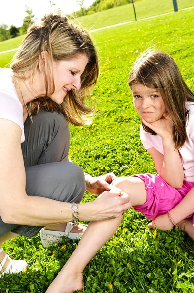 Portrait Mother Giving First Aid Daughters Cut Knee — Stock Photo, Image