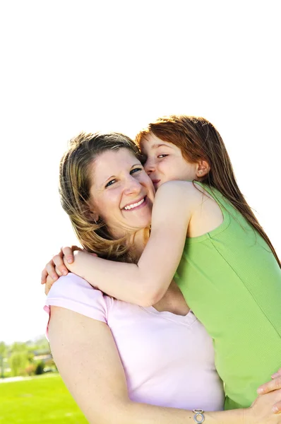 Мати і дочка обіймаються — стокове фото