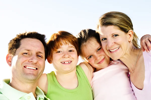 Retrato Família Feliz Quatro Abraços Sorrisos — Fotografia de Stock