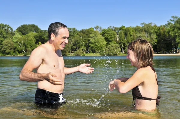 Vater Und Tochter Planschen Einem See — Stockfoto