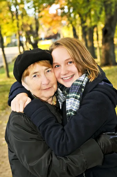 Enkelin umarmt Großmutter — Stockfoto