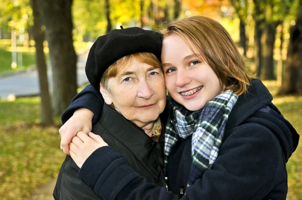 Adolescente Nipote Abbracciando Nonna Nel Parco Autunnale — Foto Stock