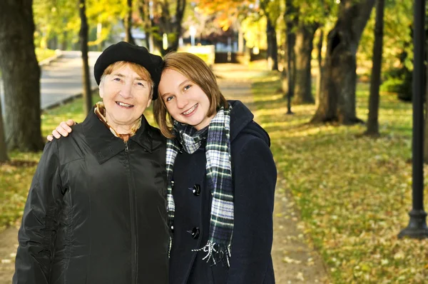 Büyükanne ile yürüyüş torunu — Stok fotoğraf