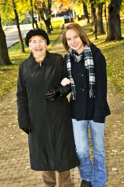 青少年孙女和祖母在秋天公园散步 — 图库照片