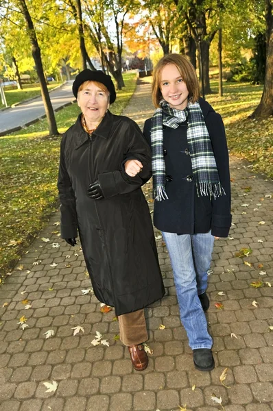 Büyükanne ile yürüyüş torunu — Stok fotoğraf