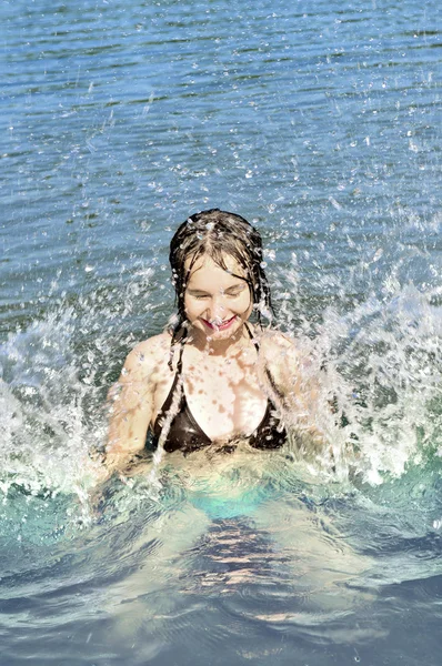 Chica salpicando en el lago —  Fotos de Stock