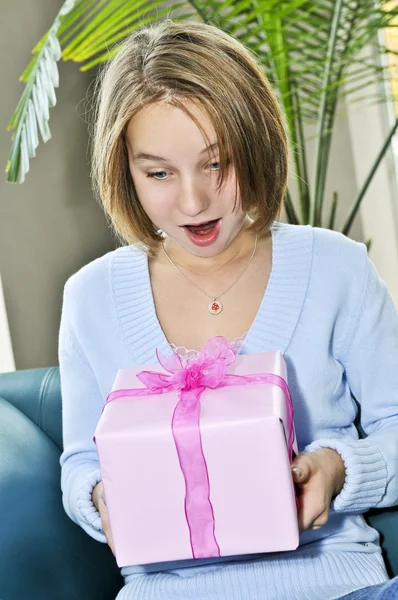 Überraschtes Teenie Mädchen Hält Verpacktes Geschenk Und Lächelt — Stockfoto