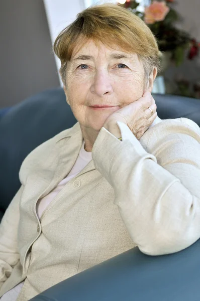 Starsza Kobieta Siedzi Białe Płótno Kurtka — Zdjęcie stockowe