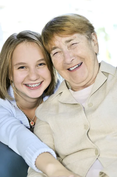 Teenager Enkelin Umarmt Großmutter Lachend Und Lächelnd — Stockfoto