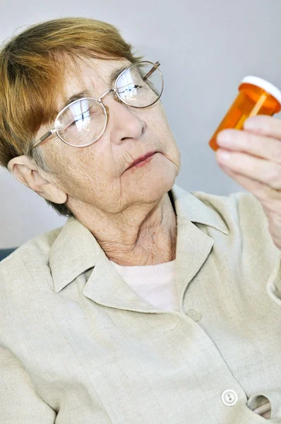 Ηλικιωμένη γυναίκα με μπουκάλι χάπι — Φωτογραφία Αρχείου