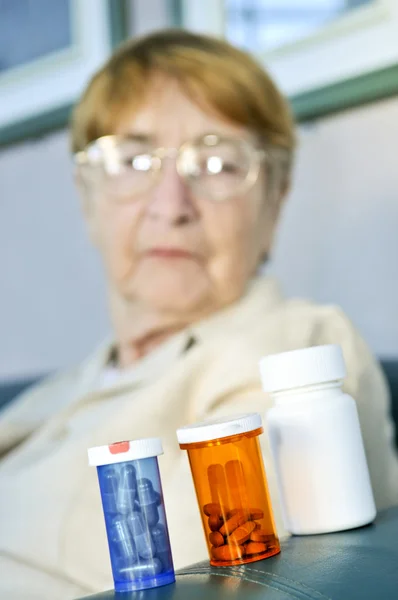 Пожилая женщина с пузырьками от таблеток — стоковое фото