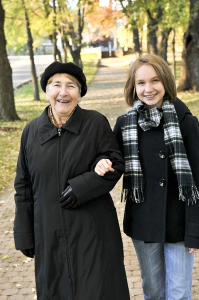 孫娘祖母と一緒に歩く — ストック写真