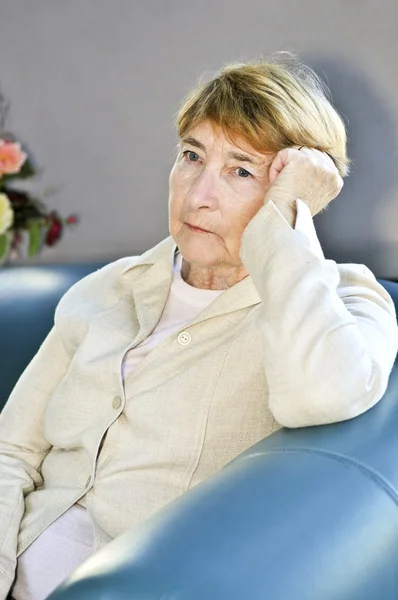 Üzgün yaşlı kadın. — Stok fotoğraf