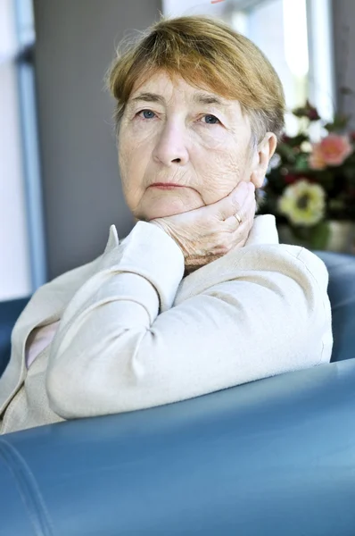 Ledsen Äldre Kvinna Sitter Soffa Inomhus — Stockfoto