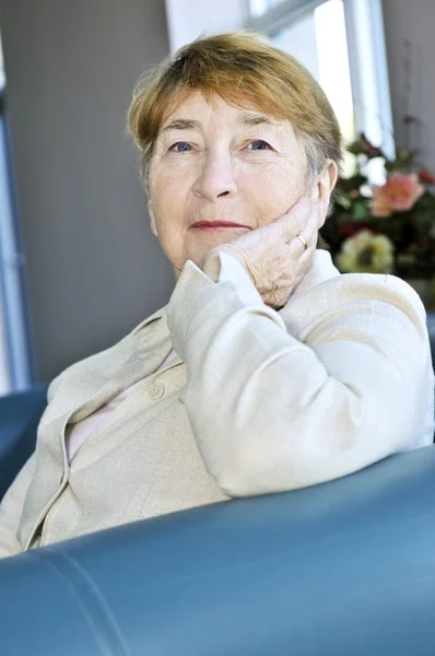 Ηλικιωμένη Γυναίκα Που Κάθεται Λευκό Λινό Σακάκι — Φωτογραφία Αρχείου