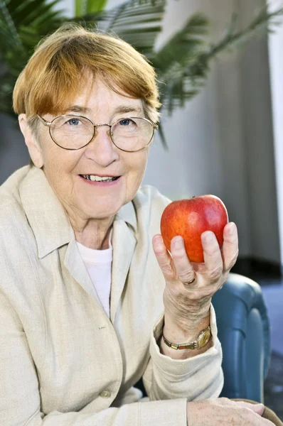 Yaşlı kadın ile elma — Stok fotoğraf