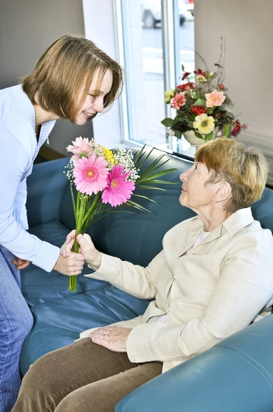 Enkelin Bringt Ihrer Großmutter Bunte Blumen — Stockfoto
