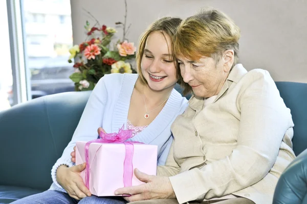 Бабуся Дарує Подарунок Бабусі — стокове фото