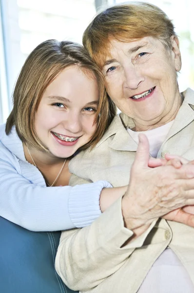Enkelin zu Besuch bei Großmutter — Stockfoto