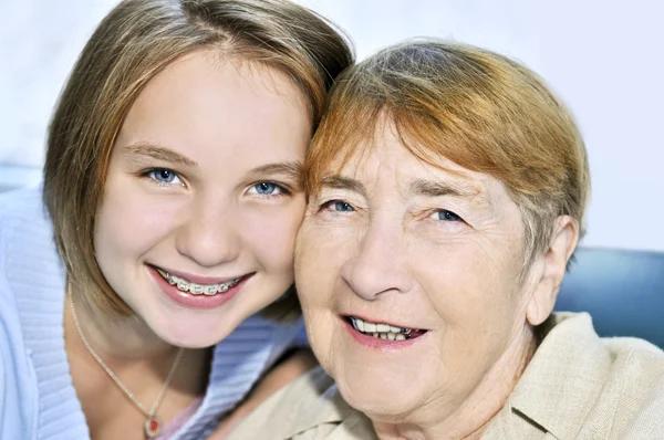 Enkelin Umarmt Ihre Großmutter — Stockfoto
