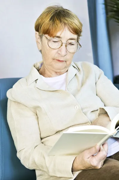 Ηλικιωμένη Γυναίκα Χαλαρωτικό Στον Καναπέ Διαβάζοντας Ένα Βιβλίο — Φωτογραφία Αρχείου
