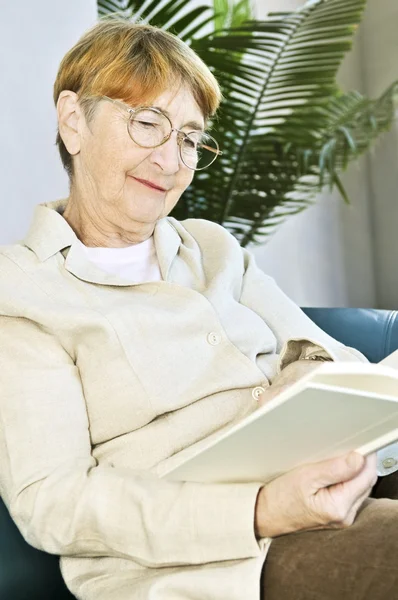 Old woman reading book — Stock Photo, Image