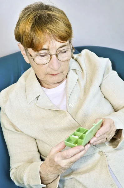 Пожилая женщина с коробкой для таблеток — стоковое фото