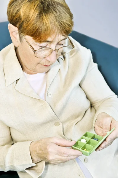 Oudere Vrouw Met Pil Doos Met Medicatie — Stockfoto