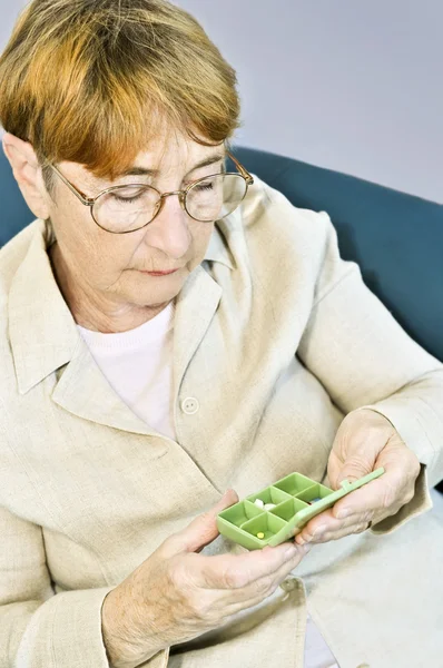 Пожилая женщина с коробкой для таблеток — стоковое фото