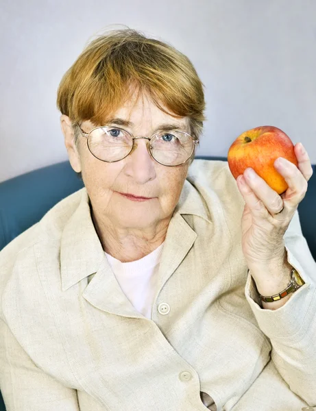 Femme Âgée Mangeant Sainement Tenant Une Pomme Nutritive — Photo