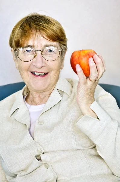 Mujer mayor con manzana —  Fotos de Stock